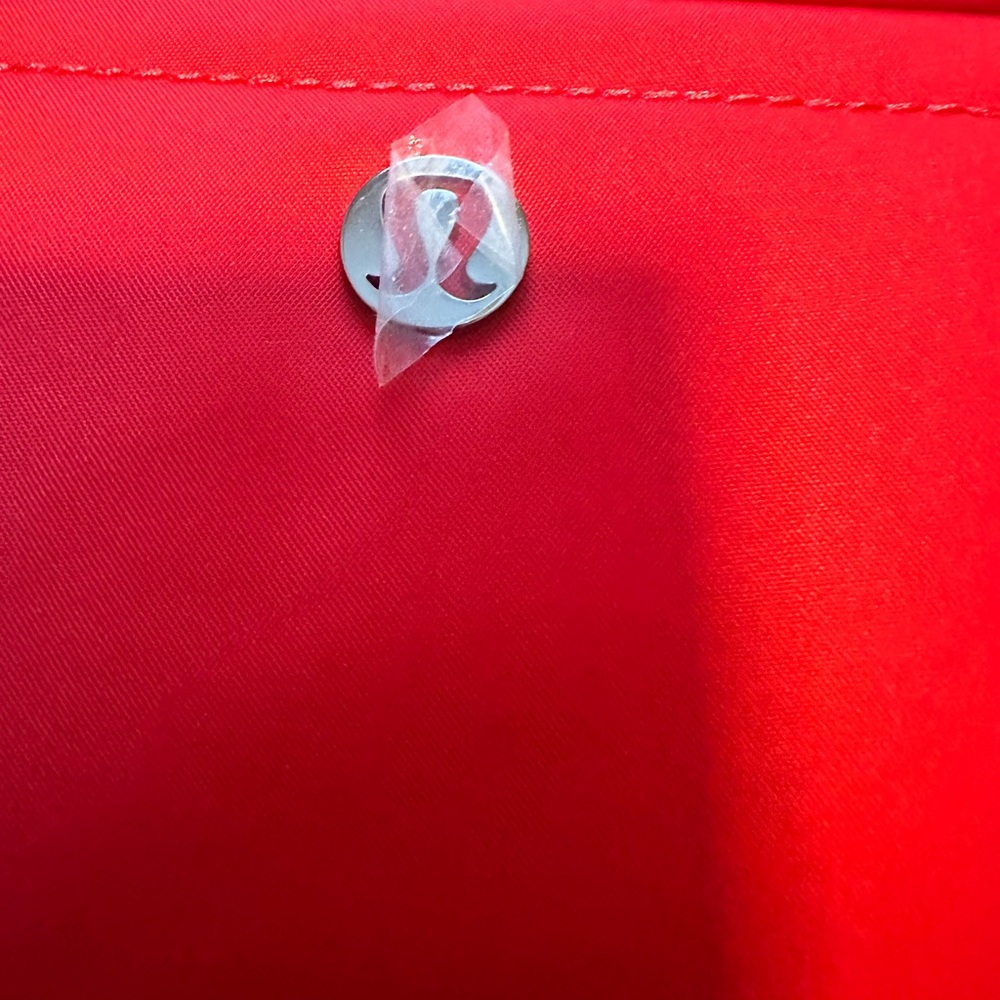 lululemon Crossbody Camera Bag 2L in TRUE RED New W/Tags!! - Picture 4 of 12